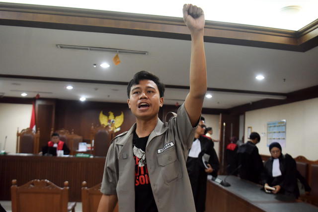 Terdakwa kasus dugaan manipulasi informasi elektronik atau timpa teks pada kerusuhan Agustus 2025 Khariq Anhar berjalan keluar ruangan usai mengikuti sidang pembacaan putusan di Pengadilan Negeri Jakarta Pusat, Jakarta, Rabu (30/9/2026).  Foto: Indrianto Eko Suwarso/ANTARA FOTO