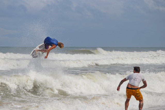 Ilustrasi ombak di pantai. Foto: rreeths/Pixabay