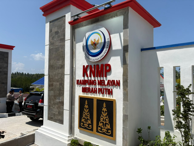 Ketua MPR Ahmad Muzani dan Wakil Ketua MPR Edhie Baskoro Yudhoyono beserta jajaran melakukan kunjungan ke Kampung Nelayan Merah Putih dalam Kunjungan Kerja Delegasi Pimpinan MPR ke Daerah Perbatasan Kab Natuna, Prov Kepulauan Riau, Rabu (30/9/2026). Foto: Nauval Pratama/kumparan