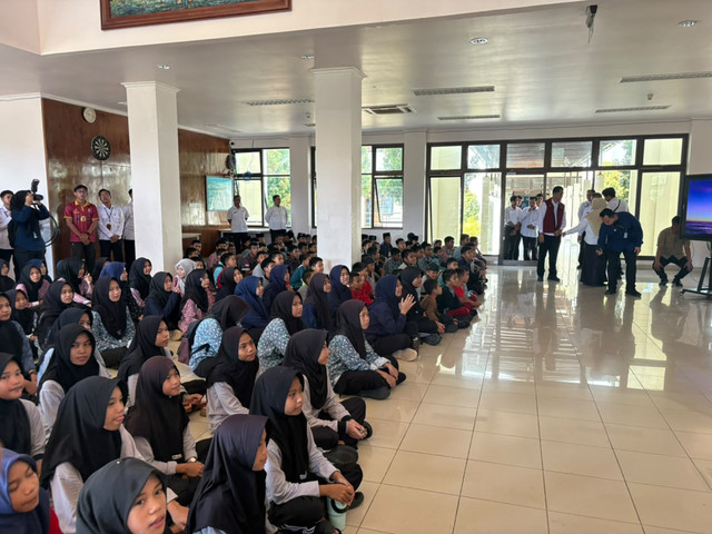 Ketua MPR Ahmad Muzani dan Wakil Ketua MPR Edhie Baskoro Yudhoyono beserta jajaran melakukan kunjungan ke Sekolah Rakyat Terintegrasi 32 Natuna dalam Kunjungan Kerja Delegasi Pimpinan MPR ke Daerah Perbatasan Kab Natuna, Kepulauan Riau, Rabu (30/9). Foto: Nauval Pratama/kumparan