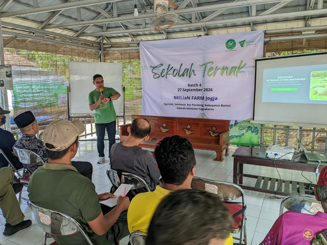 Pemaparan materi tentang peternakan di era sekarang oleh Taufik Mawaddani, pemilik Merapi Farm kepada para peserta sekolah ternak.
