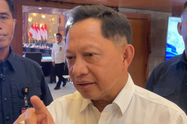 Menteri Dalam Negeri (Mendagri) Tito Karnavian saat ditemui di Kementerian Sosial, Rabu (30/9/2026). Foto: Zulfa Salman/kumparan