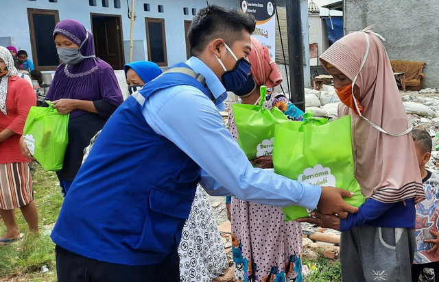Penyerahan bantuan Zakat kepada mustahik (Sumber: ykb.or.id)