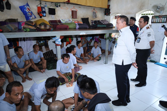 Pantau Langsung, Kakanwil Ditjenpas Jatim Kunjungi Lapas Mojokerto, Cek Langsung Kondisi Blok Hunian (Foto:HumasLapasMoker)