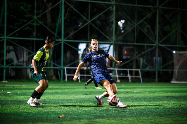 Isabelle Nottet (kanan), pemain Persikad Women saat melakukan latihan rutin di Stadion H. Abdul Malik, Depok. Foto: Persikad Women