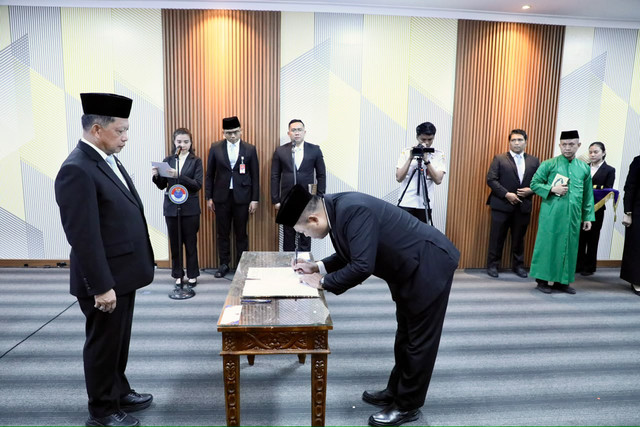 Mendagri Tito Karnavian lantik Mayjen TNI Edi Nurhabad sebagai Deputi Bidang Pengelolaan Infrastruktur Kawasan Perbatasan BNPP di Jakarta, Rabu (30/9/2026). Foto: Kemendagri RI