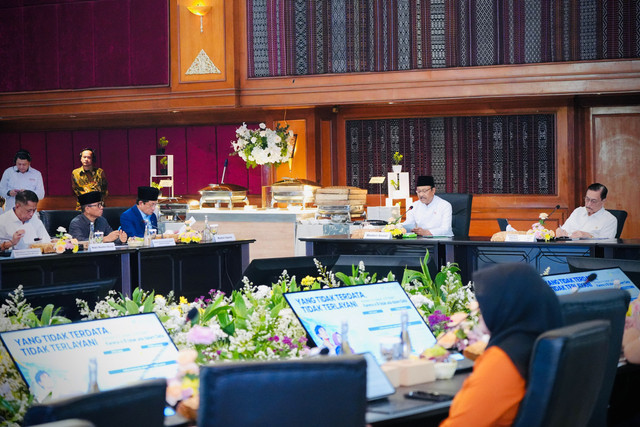 Menteri Sosial Saifullah Yusuf bersama Menko PMK Muhaimin Iskandar dan Luhut Binsar Pandjaitan luncurkan Perlinsos Digital untuk registrasi ulang bansos di Jakarta, Rabu (30/9/2026). Foto: Kemensos RI