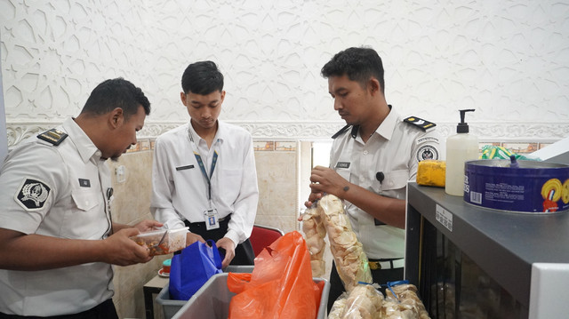 Petugas menggeledah barang bawaan pengunjung rutan di ruang pelayanan