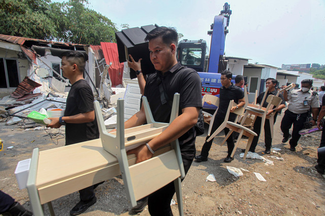 Petugas mengangkut barang saat pembongkaran bangunan di Lapas Kelas IIA Cibinong, Kabupaten Bogor, Jawa Barat, Rabu (30/9/2026). Foto: Yulius Satria Wijaya/ANTARA FOTO