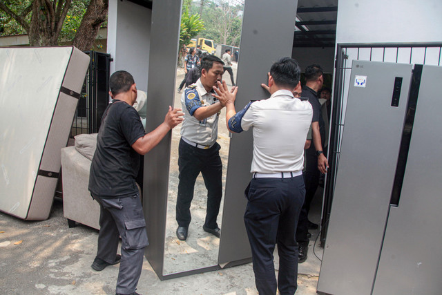 Petugas mengangkut barang saat pembongkaran bangunan di Lapas Kelas IIA Cibinong, Kabupaten Bogor, Jawa Barat, Rabu (30/9/2026). Foto: Yulius Satria Wijaya/ANTARA FOTO