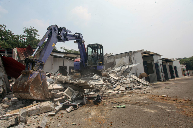 Petugas menggunakan alat berat membongkar bangunan di Lapas Kelas IIA Cibinong, Kabupaten Bogor, Jawa Barat, Rabu (30/9/2026). Foto: Yulius Satria Wijaya/ANTARA FOTO