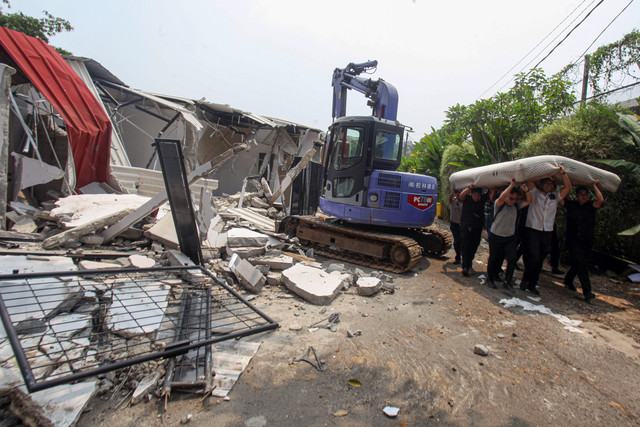 Petugas mengangkut barang saat pembongkaran bangunan di Lapas Kelas IIA Cibinong, Kabupaten Bogor, Jawa Barat, Rabu (30/9/2026). Foto: Yulius Satria Wijaya/ANTARA FOTO