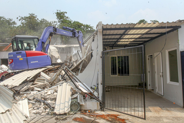 Petugas menggunakan alat berat membongkar bangunan di Lapas Kelas IIA Cibinong, Kabupaten Bogor, Jawa Barat, Rabu (30/9/2026). Foto: Yulius Satria Wijaya/ANTARA FOTO