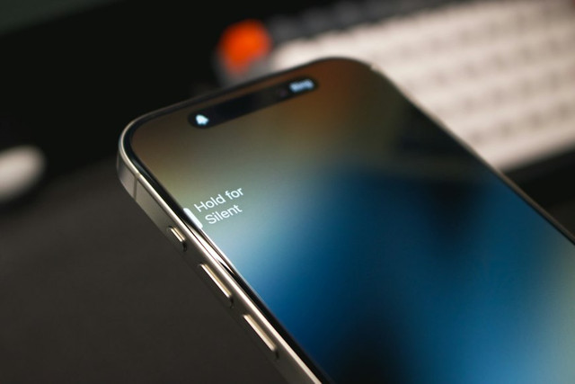 Ilustrasi kenapa volume HP naik turun sendiri? Foto: Unsplash