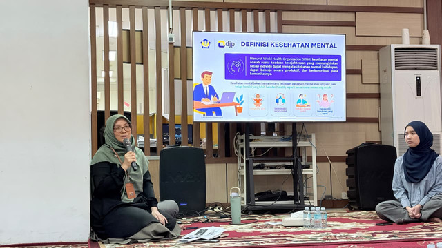 Pemaparan materi kesehatan mental di tempat kerja dalam kegiatan Motivasi September Ceria di Gedung B Kanwil DJP Aceh, Selasa (29/9). (Foto: Dok. Kanwil DJP Aceh)