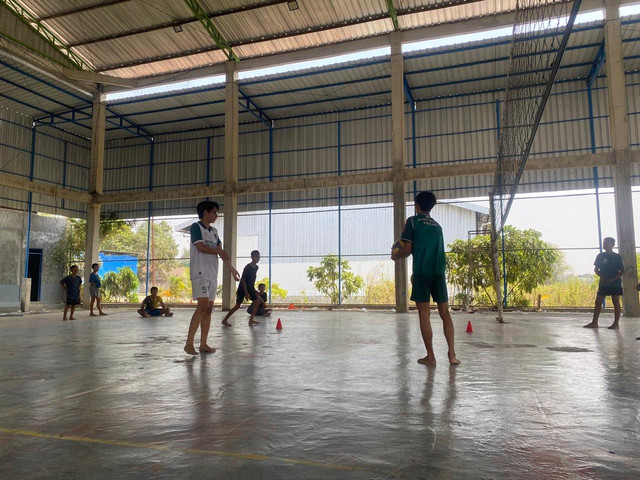 Peserta mengikuti pembinaan teknik dasar dan latihan fisik bola voli dalam rangkaian kegiatan KKN UNY di Desa Kawengan. Dokumentasi: Cornelius Erlangga Saucha Putra.