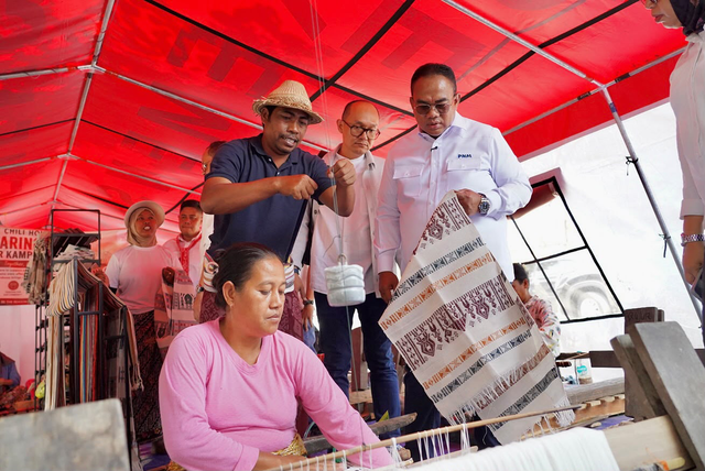 Direktur Utama PNM, Kindaris (kanan) bersama BRI Insurance (BRINS) saat mendampingi nasabah yang terdampak kebakaran di Desa Adat Sade, Lombok Tengah, Nusa Tenggara Barat. Foto: Dok. PNM