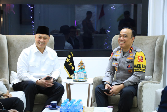 Wakapolri Komjen Pol Dedi Prasetyo bersama Pendiri ESQ Ary Ginanjar Agustian di Mabes Polri, Jakarta, Rabu (30/9/20/2026). Foto: Polri
