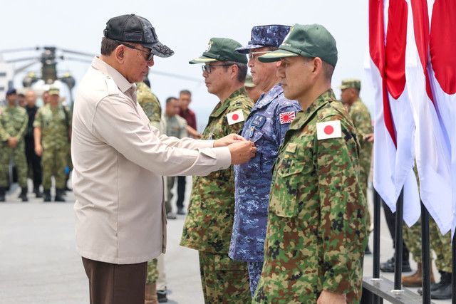 Menhan Sjafrie Sjamsoeddin memberikan penghargaan Satyalencana Dharma Samudera kepada para personel JMSDF yang membantu pemadaman Karhutla di Kalimantan. Foto: Kemhan RI