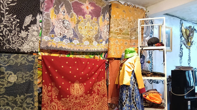 Koleksi Galeri Kampung Batik Okra. Sumber: Dokumentasi Pribadi Penulis, 2026.