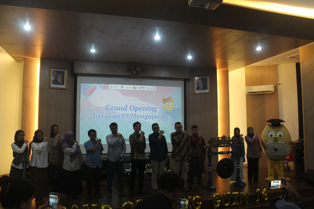 Foto Bersama dalam Pembukaan Gerakan Universitas Indonesia Mengajar (GUIM) Angkatan 16 Bersama Para Narasumber