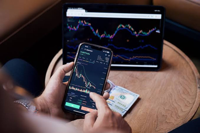 Ilustrasi investasi melalui perangkat digital. Foto: Pexels.