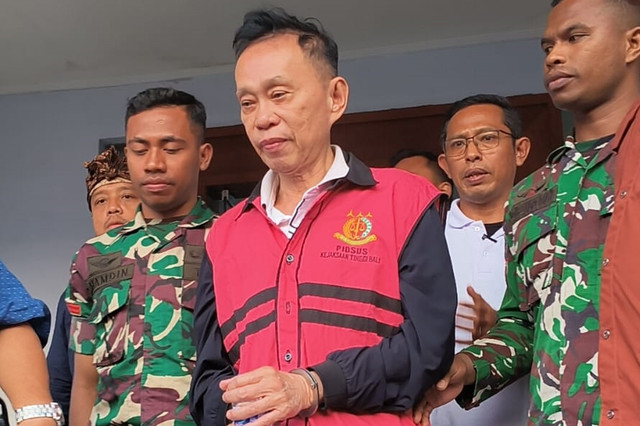 Direktur Utama PT Danau Winata Indah SLD berjalan usai menjalani pemeriksaan di Gedung Tindak Pidana Khusus Kejaksaan Tinggi Bali, Rabu (30/9/2026). Foto: Sandra Gisela/kumparan