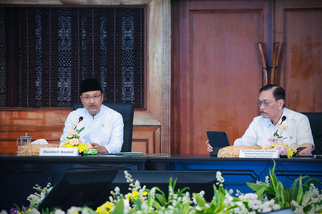 Mensos Saifullah Yusuf bersama Ketua KPTDP Luhut Binsar Pandjaitan mengikuti Rapat Tingkat Menteri Perluasan Perlinsos dan Rencana Implementasi Tahun 2027 di Gedung Aneka Bhakti, Kantor Kemensos, Jakarta, Rabu (30/9/2026).  Foto: Kemensos RI