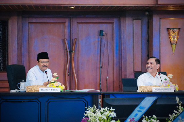 Mensos Saifullah Yusuf bersama Ketua KPTDP Luhut Binsar Pandjaitan mengikuti Rapat Tingkat Menteri Perluasan Perlinsos dan Rencana Implementasi Tahun 2027 di Gedung Aneka Bhakti, Kantor Kemensos, Jakarta, Rabu (30/9/2026).  Foto: Kemensos RI
