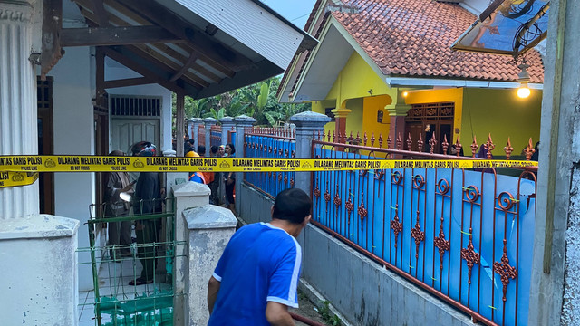 Rumah ayah H yang dibakar digaris polisi. Foto: Istimewa
