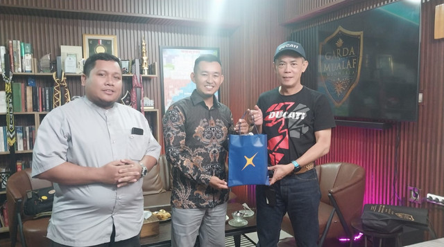Mualaf Center DT Peduli berkesempatan silaturahmi bersama Koh Dhondy (Sumber: DT Peduli)