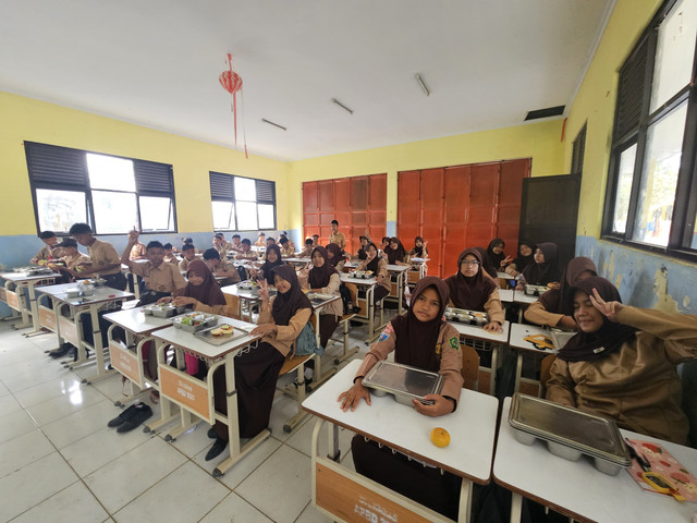 Siswa dan Siswi salah satu SMP di kabupaten Serang, siap menyantap MBG sebagai program strategis pemerintah untuk menguatkan SDM, pada hari Jum'at, 04 September 2026. Sumber foto : Penulis