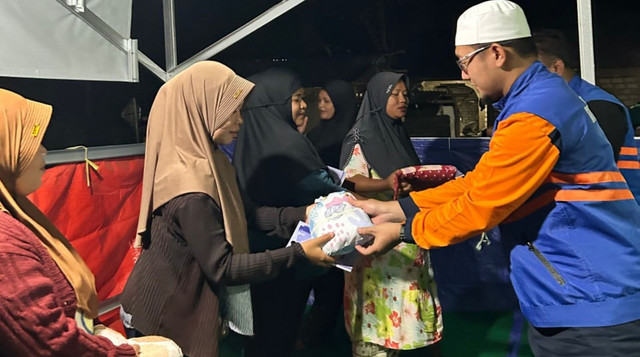 DT Peduli memberikan bantuan alat shalat dan buku bimbingan ibadah untuk 10 warga yang baru saja memeluk agama islam (Sumber: DT Peduli)