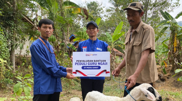 DT Peduli Garut berikan bantuan hewan ternak untuk guru ngaji yang tinggal di pelosok Garut Selatan (Sumber: DT Peduli)