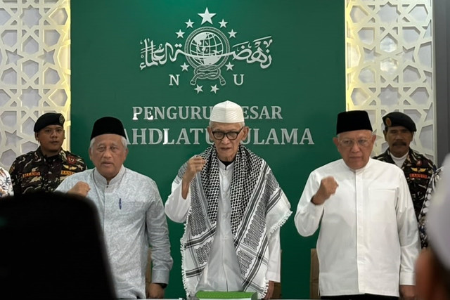 Rais Aam PBNU KH Miftahul Akhyar (tengah) dan Ketua Umum PBNU KH Abdul Hakim Mahfudz (Gus Kikin) di Kantor PBNU, Jakarta Pusat, Rabu (30/9/2026). Foto: Zamachsyari/kumparan
