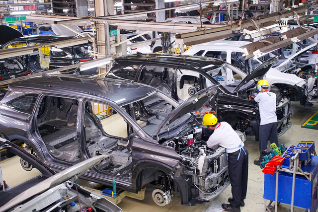 Perakitan mobil di Toyota Motor Manufacturing Indonesia (TMMIN) Karawang, Jawa Barat. Foto: Dok. TMMIN 