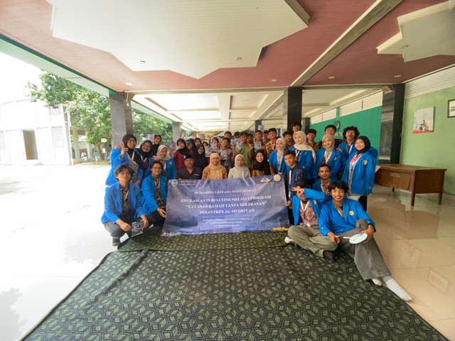 Foto Bersama Siswa/i, Guru, Panitia Pengabdian Kepada Masyarakat. (sumber: potret panitia)