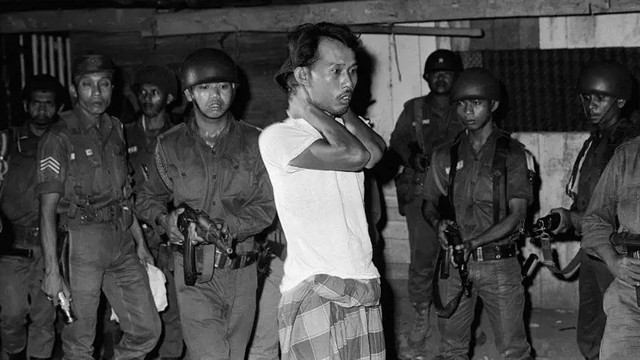Simpatisan PKI ditangkap tentara dan diinterogasi di bawah todongan senjata/Getty Images.
