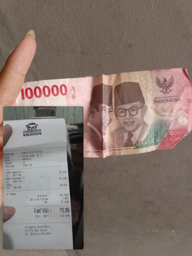 Caption: Uang Rp100 ribu dan struk belanja yang menggambarkan pengeluaran kebutuhan sehari-hari. Foto: Dokumentasi pribadi.