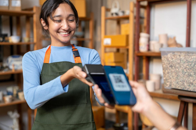 Ilustrasi penggunaan sistem digital dalam aktivitas bisnis UMKM.Sumber gambar: Unsplash – Point of Sale untuk Bisnis Kecil