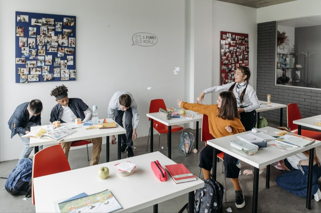 Siswa menikmati waktu istirahat di suasana kelas yang hidup. Foto oleh Pavel Danilyuk dari Pexels: https://www.pexels.com/id-id/foto/teman-teman-kawan-sahabat-bermain-8423415/
