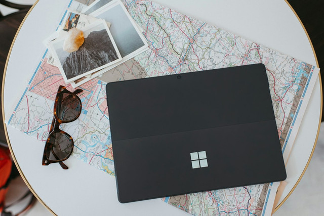ilustrasi jelaskan peranan teknologi informasi dalam pembentukan masyarakat jaringan. unsplash/Laptops designed by Microsoft โ