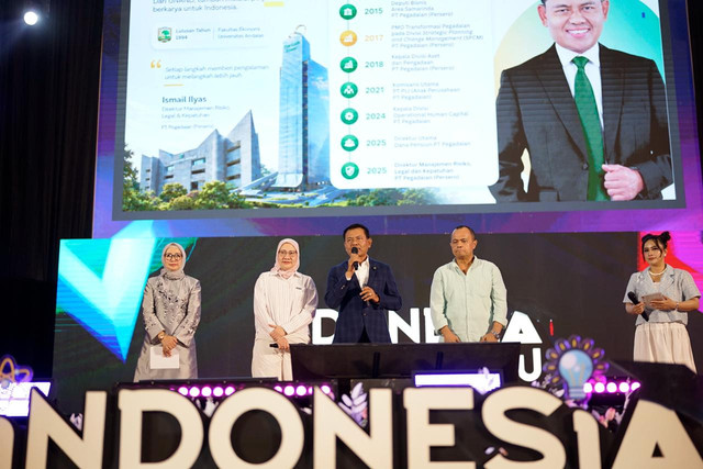 Direktur Manajemen Risiko, Legal, dan Kepatuhan PT Pegadaian, Ismail Ilyas (tengah) saat menjadi pembicara melalui sesi "Alumni Calling" dalam Indonesia Punya Kamu 2026 di Universitas Andalas, Padang pada Selasa (19/9). Foto: Dok. Pegadaian