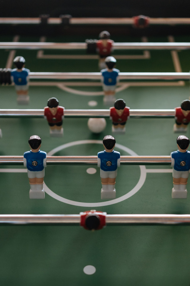 Foto oleh Mikhail Nilov dari Pexels: https://www.pexels.com/id-id/foto/permainan-gim-game-sepak-bola-7887723/