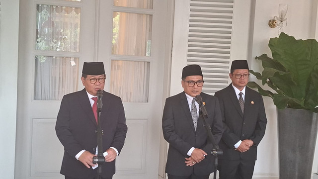 Doorstop Gubernur DKI Jakarta Pramono Anung dan Ketua DPRD Suhud Alynudin usai upacara Hari Kesaktian Pancasila di Pendopo Balai Kota DKI Jakarta, Kamis (1/10/2026). Foto: Pradya Tirta/kumparan