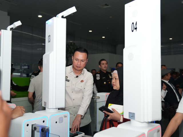 Direktur Jenderal Imigrasi, Hendarsam Marantoko dalam peresmian 10 unit autogate di Bandar Ahmad Yani Semarang, Rabu (30/9/2026). Foto: Dok. Ditjen Imigrasi