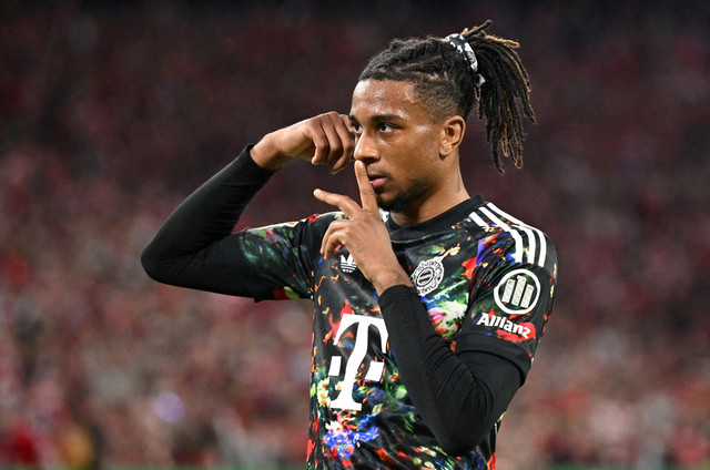 Michael Olise merayakan gol ketiga Bayern Munich saat melawan Union Berlin. Foto: Angelika Warmuth/REUTERS