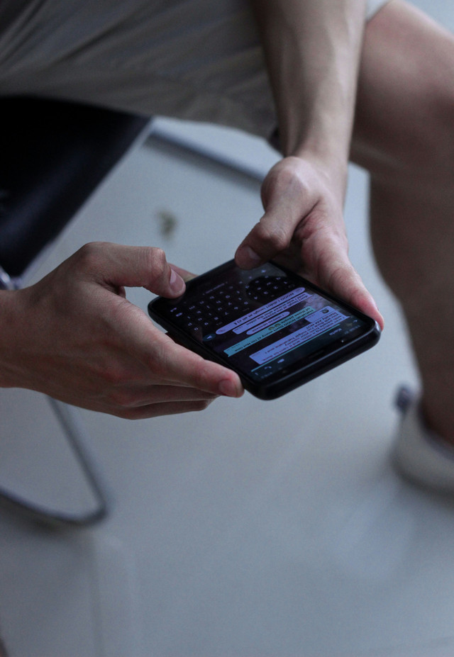 sumber dari Asterfolio https://unsplash.com/id/foto/orang-yang-memegang-iphone-4-hitam-PjoJga8EovQ?utm_source=unsplash&utm_medium=referral&utm_content=creditShareLink