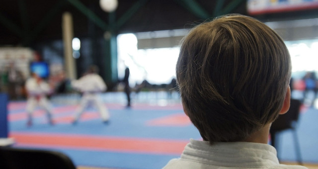 Dari balik arena, mata kecil itu menyaksikan pertarungan. Ia pun akan bertanding, membawa harapan tentang pembinaan yang lebih layak (Foto: Shutterstock).