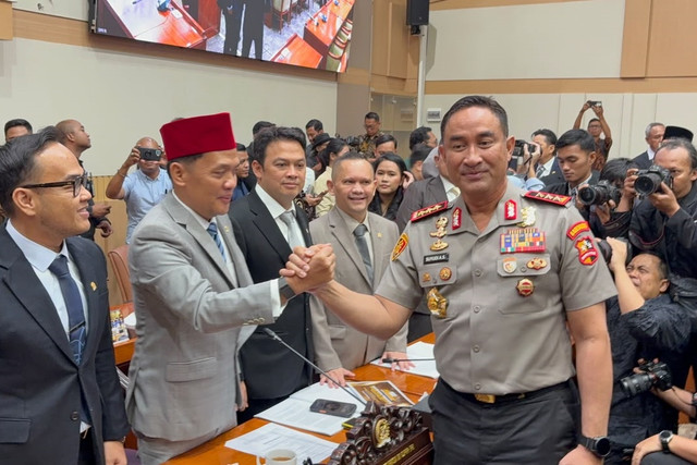 Ketua Komisi III DPR Habiburokhman berjabat tangan dengan Calon Kapolri Komjen Pol Suyudi Ario Seto usai mengikuti mengikuti uji kelayakan dan kepatutan (fit and proper test) di Kompleks Parlemen, Senayan, Jakarta, Kamis (1/10/2026). Foto: Nasywa Athifah/kumparan